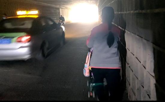 一名推著小孩的家長從洞中穿過