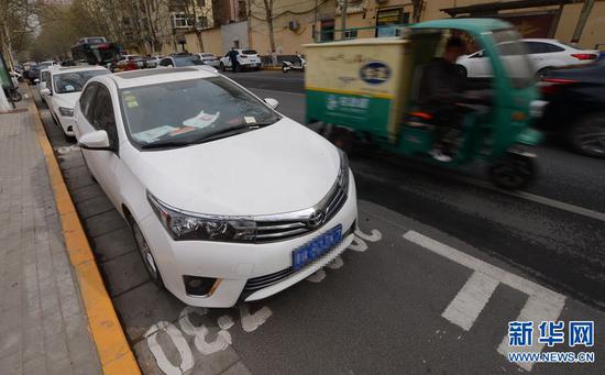 3月22日，郑州市金水区经八路上，因超时停车，不少车辆被贴条。