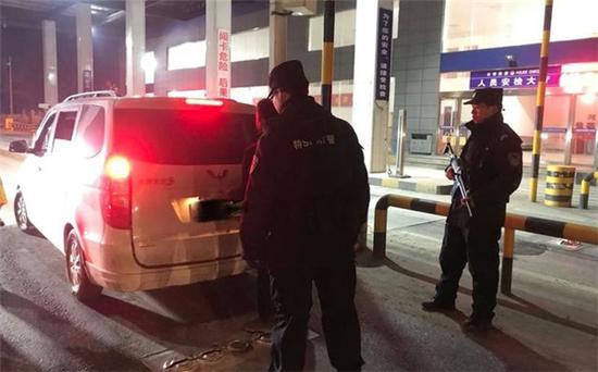 河南一高速检查站查获贩卖野生动物案 查获黄鼬84只 河南一高速检查站查获贩卖野生动物案 查获黄鼬84只