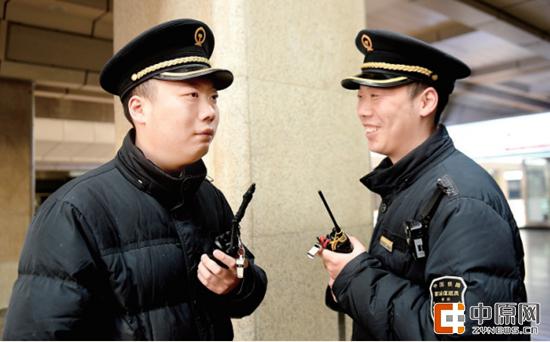 客车离开后,兄弟俩可以放松一下