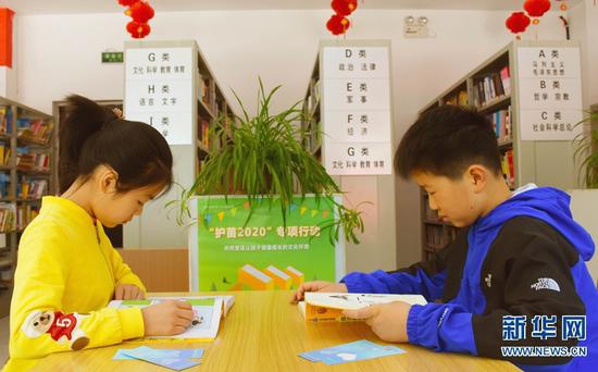 　2020年4月23日，在河南省平顶山市卫东区图书馆，小读者们正在翻阅书籍。新华网发（王蔚琼 摄）