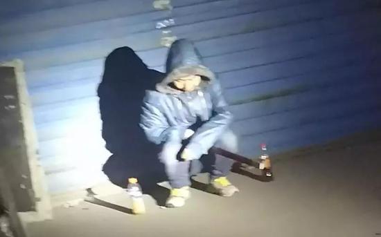 四名民警呈弧形站位將其包圍住