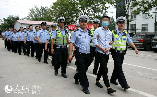 专案组民警将犯罪嫌疑人从浙江省宁波市押解回河南省漯河市 曹全岭提供