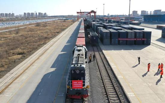 中歐班列（鄭州）整裝待發&nbsp;馬健 攝