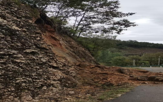山体崩塌及道路受阻情况