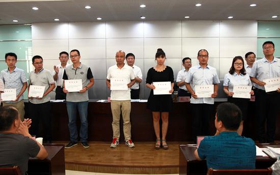 获得郑州市参加2018年全国职业院校技能大赛优秀辅导教师上台领奖