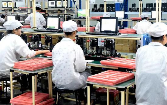 工人在郑州航空港区智能终端产业园一家手机制造企业生产线上工作