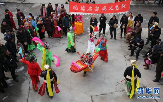 2月16日，河南省武陟县圪垱店乡郭庵村群众在表演民俗节目“哼小车”。