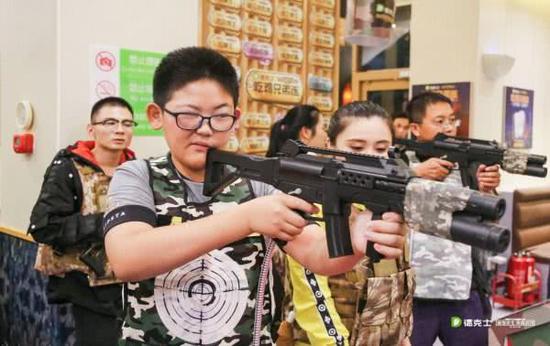 尊享会员参与德克士“尊享之夜”活动体验游戏环节