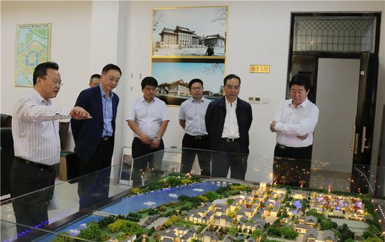尹洪斌副厅长查看河南大学龙子湖校区总体规划