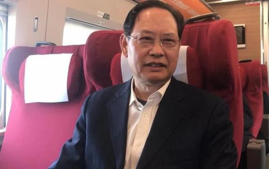 4.全國(guó)政協(xié)委員、鄭州大學(xué)法學(xué)院常務(wù)副院長(zhǎng)沈開(kāi)舉：