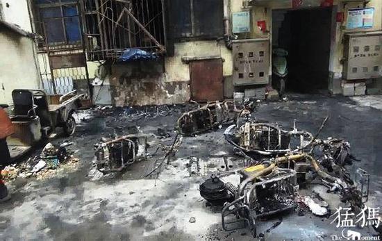 郑州电动车扎堆充电被烧成