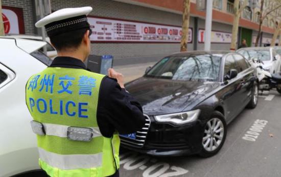 郑州金水区提醒司机车辆停放免费车位一定看好