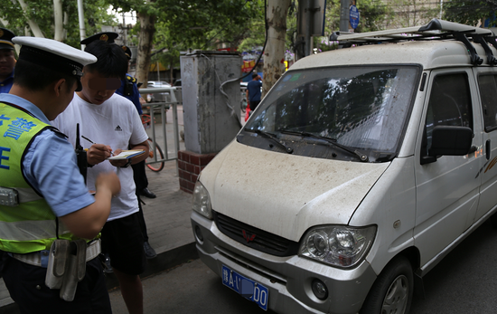 郑州街头小客车当临时仓库 简直就是“定时炸弹”