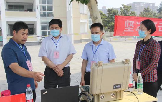 县委副书记袁其杰、县委常委、宣传部长洪锋、县政府副县长赵向群查看考试情况