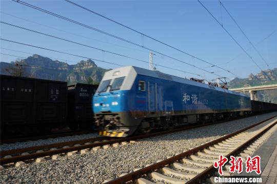 瓦日铁路线上穿行的万吨重载列车。 韩章云 摄