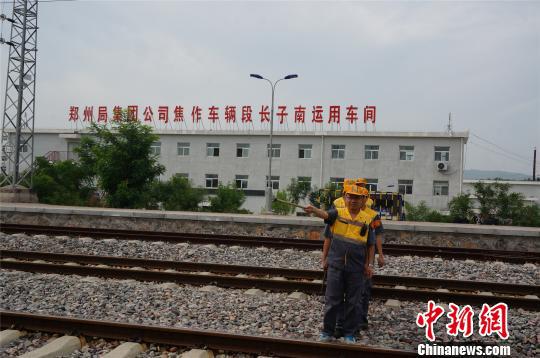 长子南站的货检员们穿过铁路为列车找“病因”。 韩章云 摄
