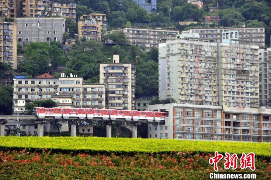 图为重庆“网红建筑”李子坝轻轨站。 钟欣 摄