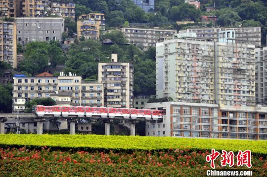 图为重庆“网红建筑”李子坝轻轨站。　钟欣　摄