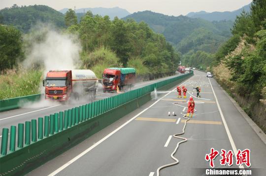 消防官兵正在事故现场进行处置。 黎上文 摄