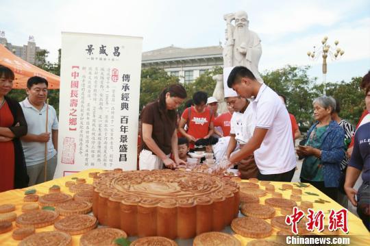 大月饼引市民驻足观赏。 董飞 摄