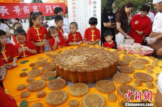 大月饼引晨练儿童围观。 董飞 摄