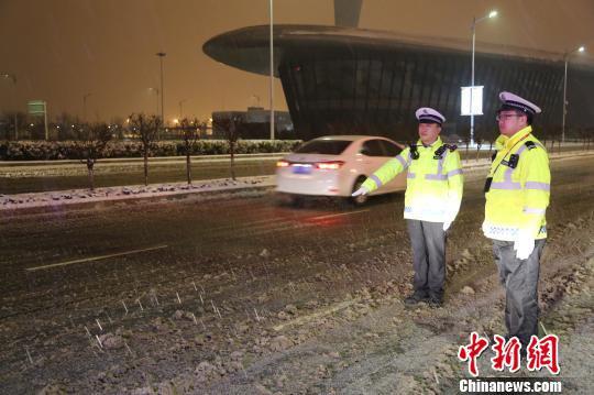 圖為機場民警在指揮交通。　機場警方供圖　攝