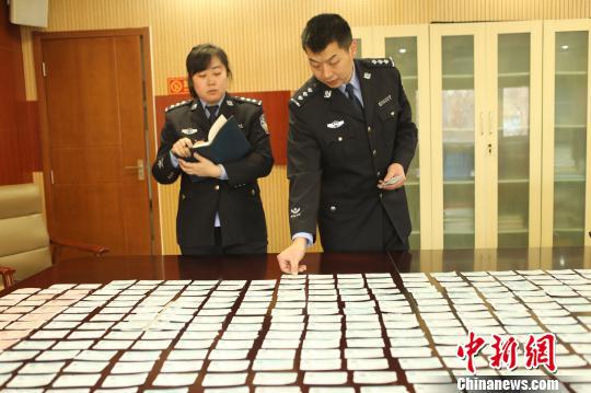 郑州铁路警方破获特大制售假票案。 崔瀚 摄
