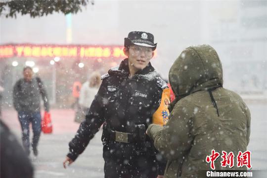 雨雪天气，郑州铁警坚守一线为旅客解疑答难。　崔瀚 摄