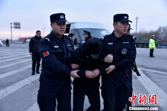 河南警方扫黑除恶抓捕现场（图文无关）河南警方供图