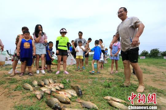 摸鱼高手短短一个多小时收获颇丰 徐志清 摄