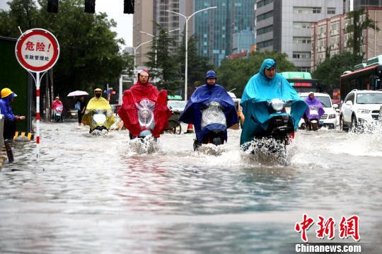 郑州市区，电动车“破浪”前行。　王中举 摄