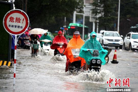 郑州市区,电动车“破浪”前行。 王中举 摄