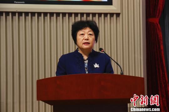 山东大学校长樊丽明介绍说,近年来,山东大学明确“服务山东战略就是服务国家战略、服务山东发展就是服务国家发展、扎根齐鲁大地就是扎根中国大地”办学理念。 孙宏瑗 摄
