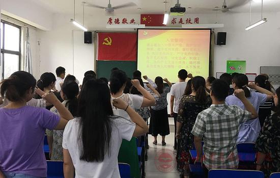 郑州工业应用技术学院各党组织积极开展主题党