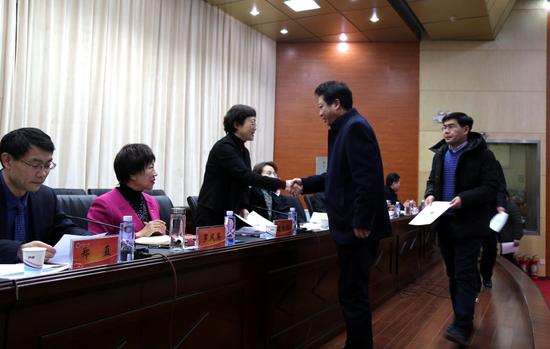 相关单位向院长赵继红递交目标任务书