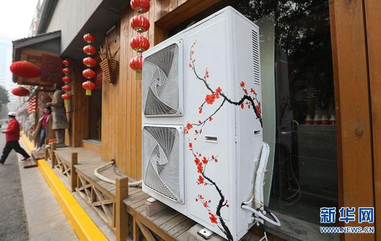 2月25日，郑州市金水区政一街，彩绘“装扮”一新的空调外机光鲜亮丽。