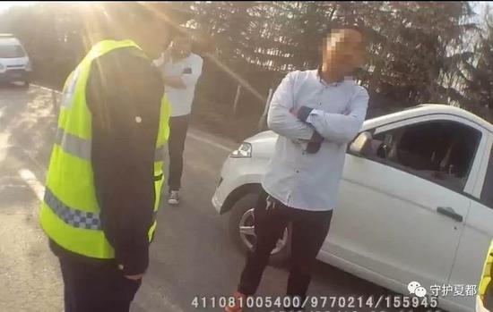 禹州男子狠心“坑母” 唆使母亲钻入车底阻碍执法