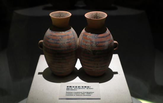 彩陶双连壶(复制品)