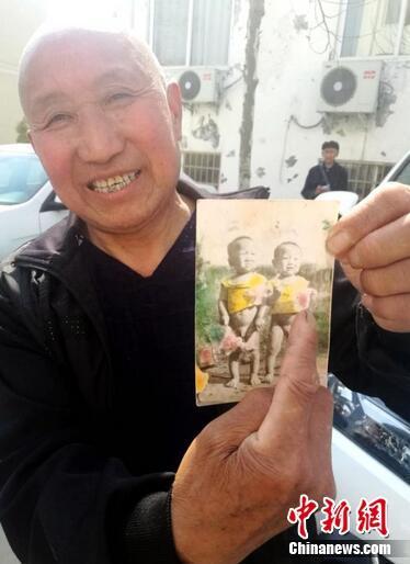 李乙春家人指着照片说,“孩子丢失的时候只有3岁。” 刘鹏 摄