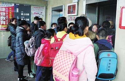 放学后学生们赶着到各个辅导班继续上课