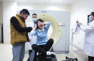 海斌陪冯莹治疗、检查