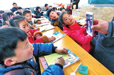 周口，李灵希望小学，孩子们看到了“李妈妈”
