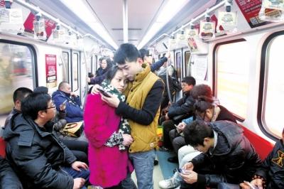 北京的地铁上,他们相依相偎。