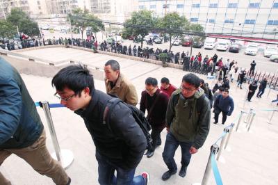 求职者在河南人才市场外排起百余米长队