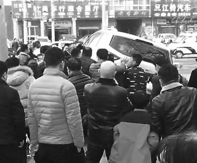 热心市民齐力抬车