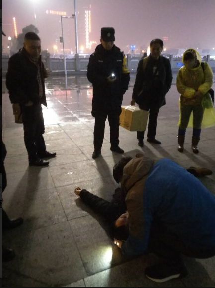 崔江华正在对王先生进行施救
