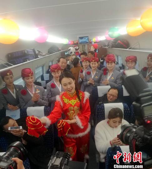 图为列车上的豫剧表演。 刘鹏 摄