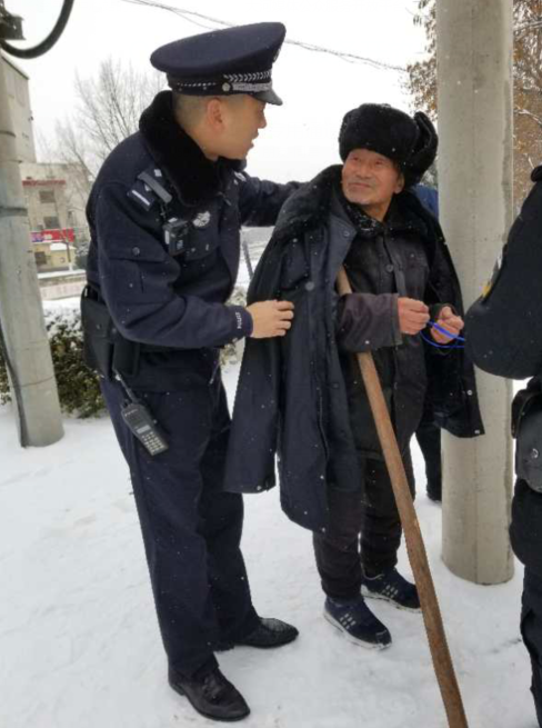 八旬老人风雪中迷路 登封民警护送其回家