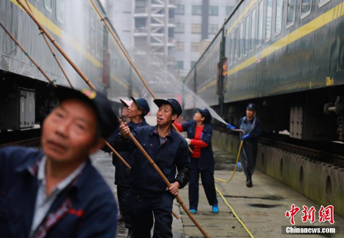 洗车工正在忙碌洗车。